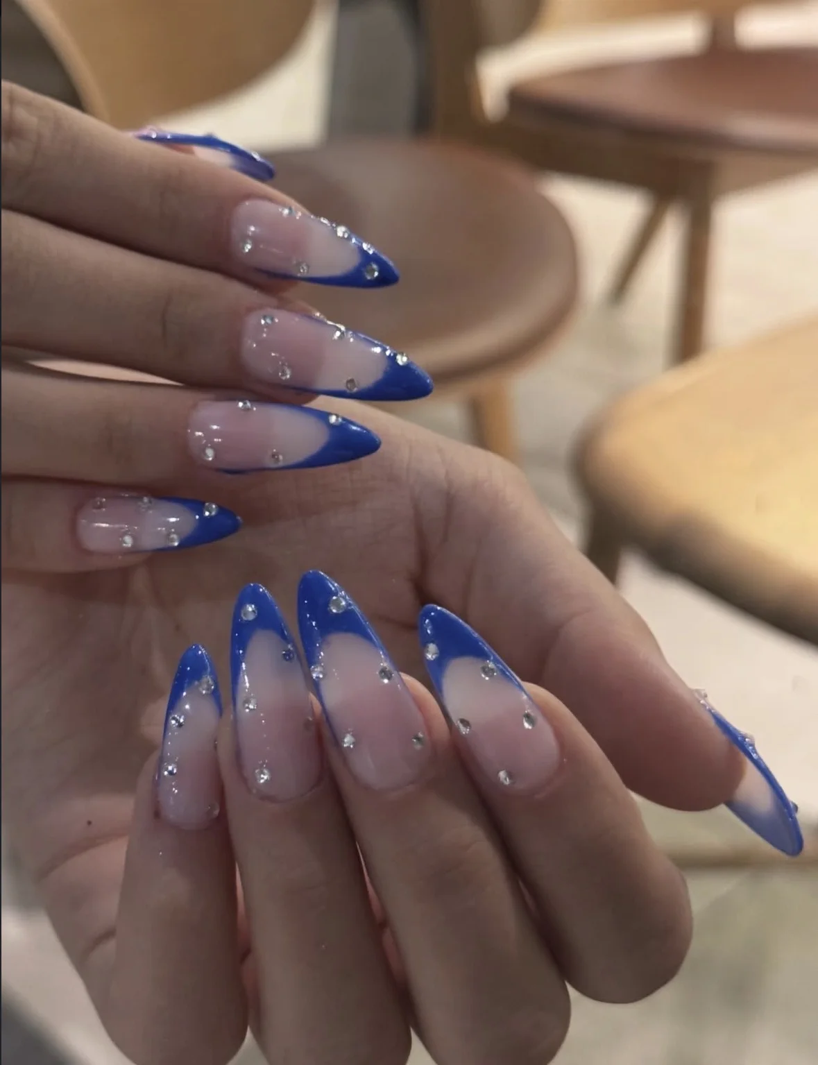 Alanya'da mavi ve taş detaylı kişiye özel nail art tasarımı